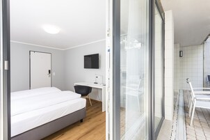 Ropa de cama hipoalergénica, escritorio y sistema de insonorización 