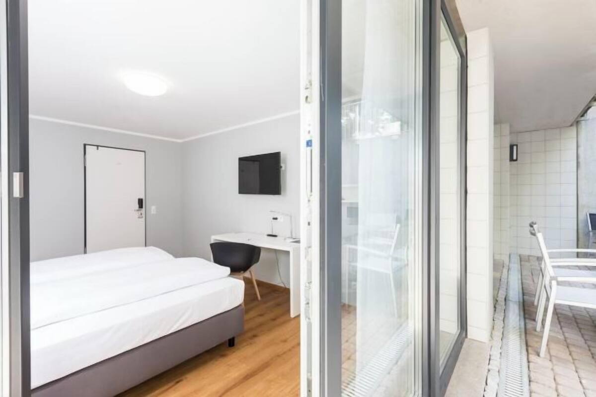 Hypo-allergenic bedding, desk, soundproofing, free WiFi
