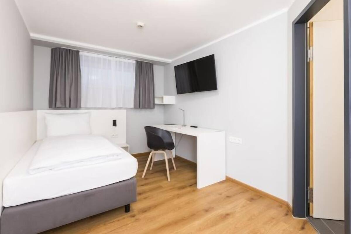 Hypo-allergenic bedding, desk, soundproofing, free WiFi