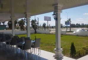 تناول الطعام بالخارج