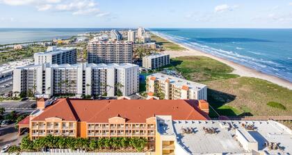 Magnífico condominio con piscina privada, bañera de hidromasaje, pérgola, bar perfecto, ubicación perfecta.