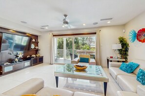 TV - Gorgeous home with private outdoor pool, pergola, and wetbar (South Padre Island)