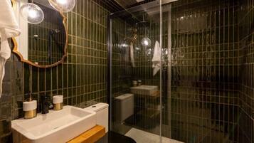 Secador de pelo y papel higiénico