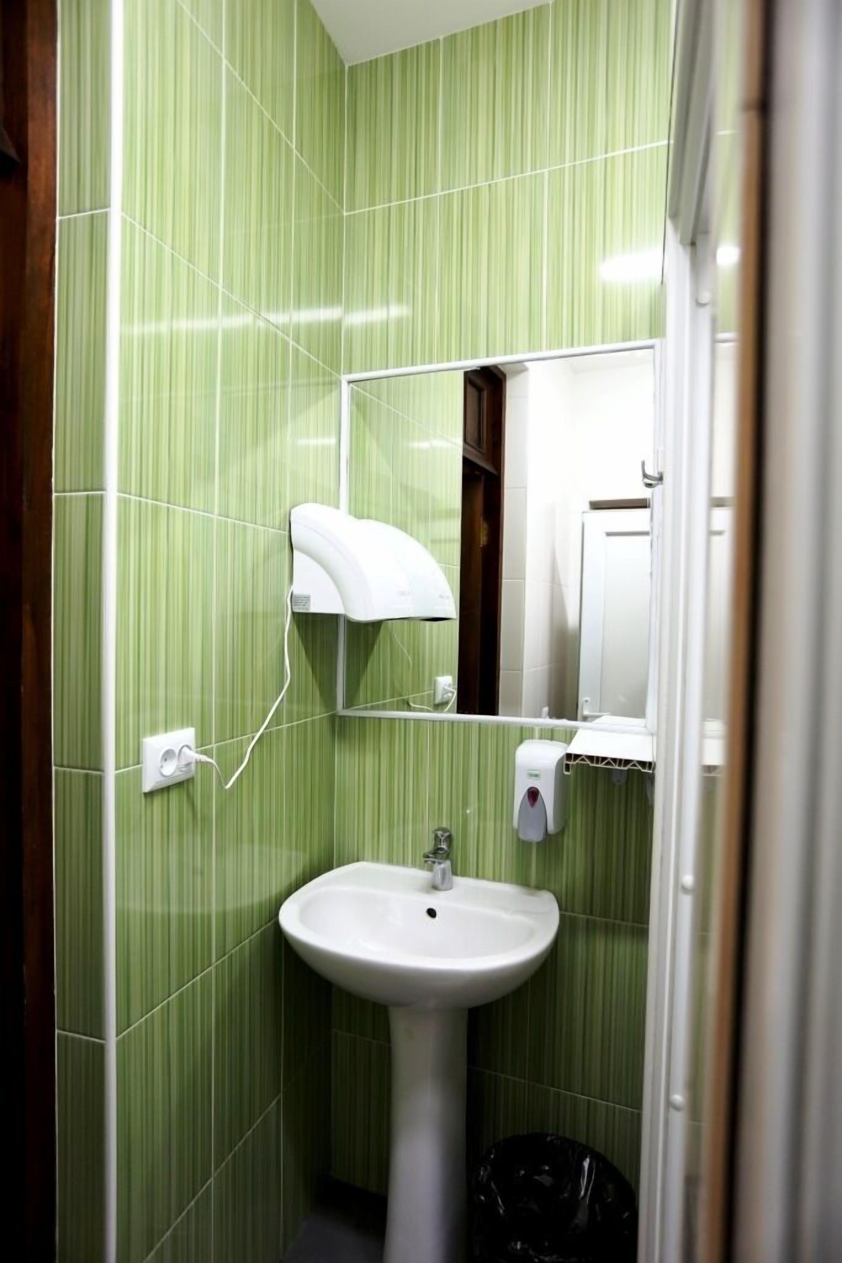 Photo - Envoy Hostel and Tours