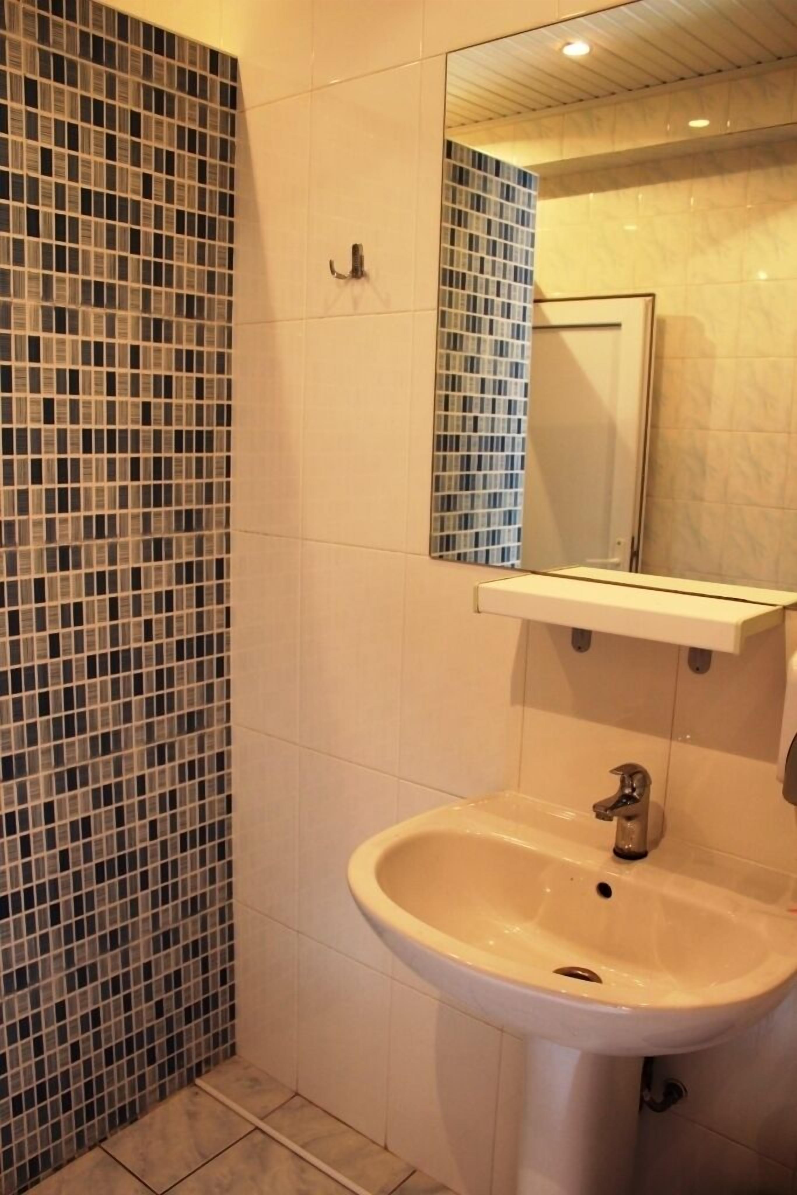 Photo - Envoy Hostel and Tours