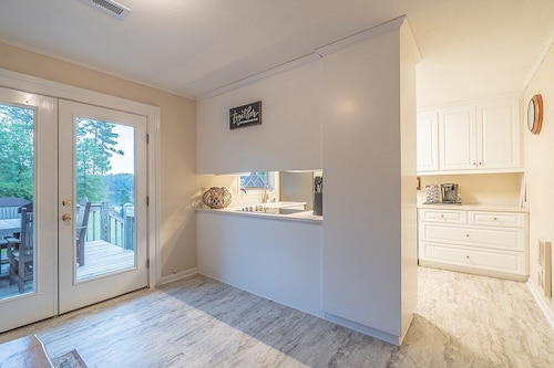 Lake House Retreat! Near~Marina/Eateries/Grocery Relax/Fish/Boat/Nothin