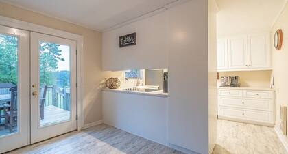 Lake House Retreat! Near~Marina/Eateries/Grocery Relax/Fish/Boat/Nothin