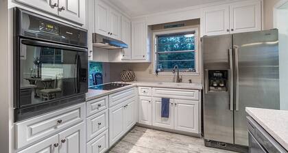 Lake House Retreat! Near~Marina/Eateries/Grocery Relax/Fish/Boat/Nothin