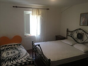 2 bedrooms, iron/ironing board, bed sheets