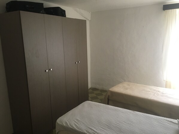 2 bedrooms, iron/ironing board, bed sheets