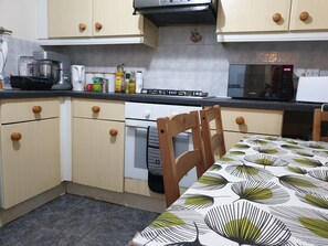 Kjøleskap, mikrobølgeovn, ovn og brødrister