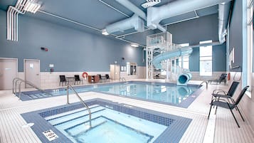 Inomhuspool med öppettider 08.00 till 22.00, och solstolar