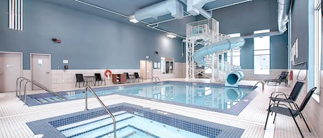 Sisäuima-allas avoinna 8.00–22.00, aurinkotuoleja