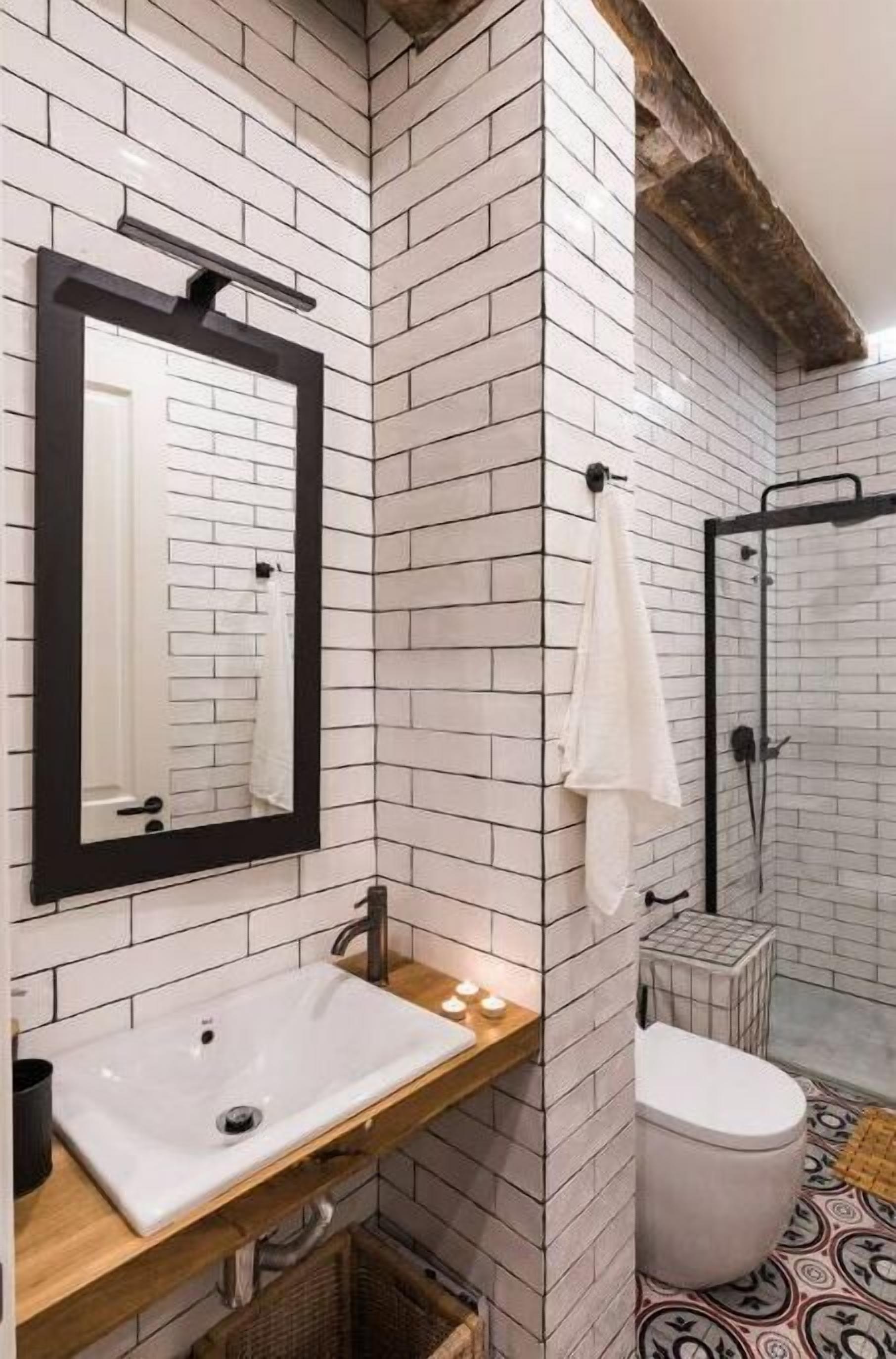 Een haardroger, toiletpapier