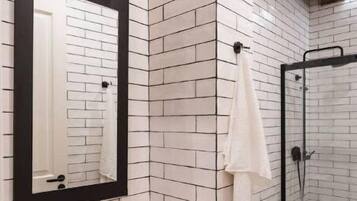 Een haardroger, toiletpapier