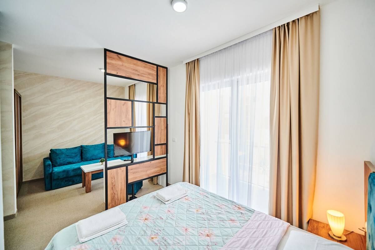 Minibar, desk, soundproofing, free cots/infant beds