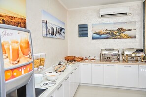Bao gồm bữa sáng tự phục vụ hàng ngày