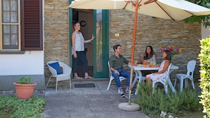 Outdoor dining - A Daisy in the Villa (Cenaia)