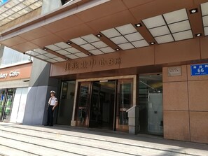 A building entrance with a sign reading 'Wangfei Industrial Center B Building'. - Mamaya Apartment Hotel (Shenzhen)