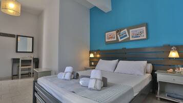 Habitación Deluxe con 1 cama matrimonial o 2 individuales, vista al mar | 1 habitación, edredón, insonorización y tabla de planchar con plancha