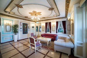 Lobby sitting area - Radisson Hotel Istanbul Sultanahmet (Istanbul)