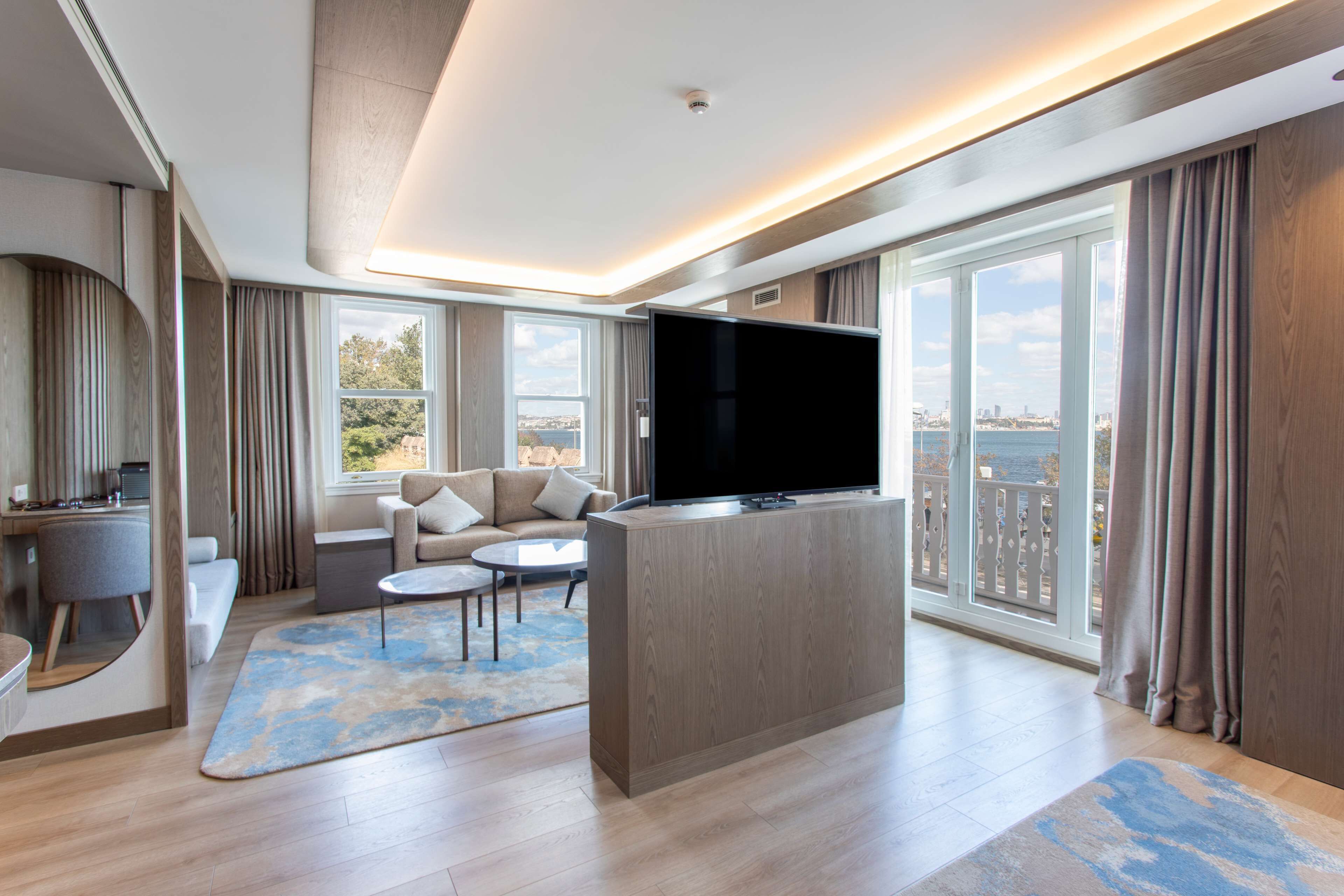 客房内保险箱、办公桌、笔记本电脑工作区、隔音