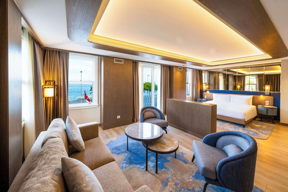 Executive Suite | In-room safe, desk, laptop workspace, soundproofing