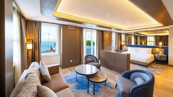 Executive Suite | In-room safe, desk, laptop workspace, soundproofing