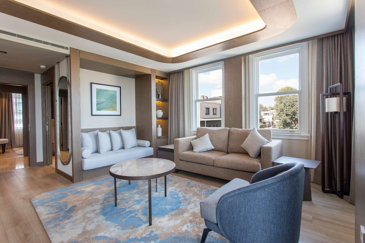 Executive Suite | In-room safe, desk, laptop workspace, soundproofing