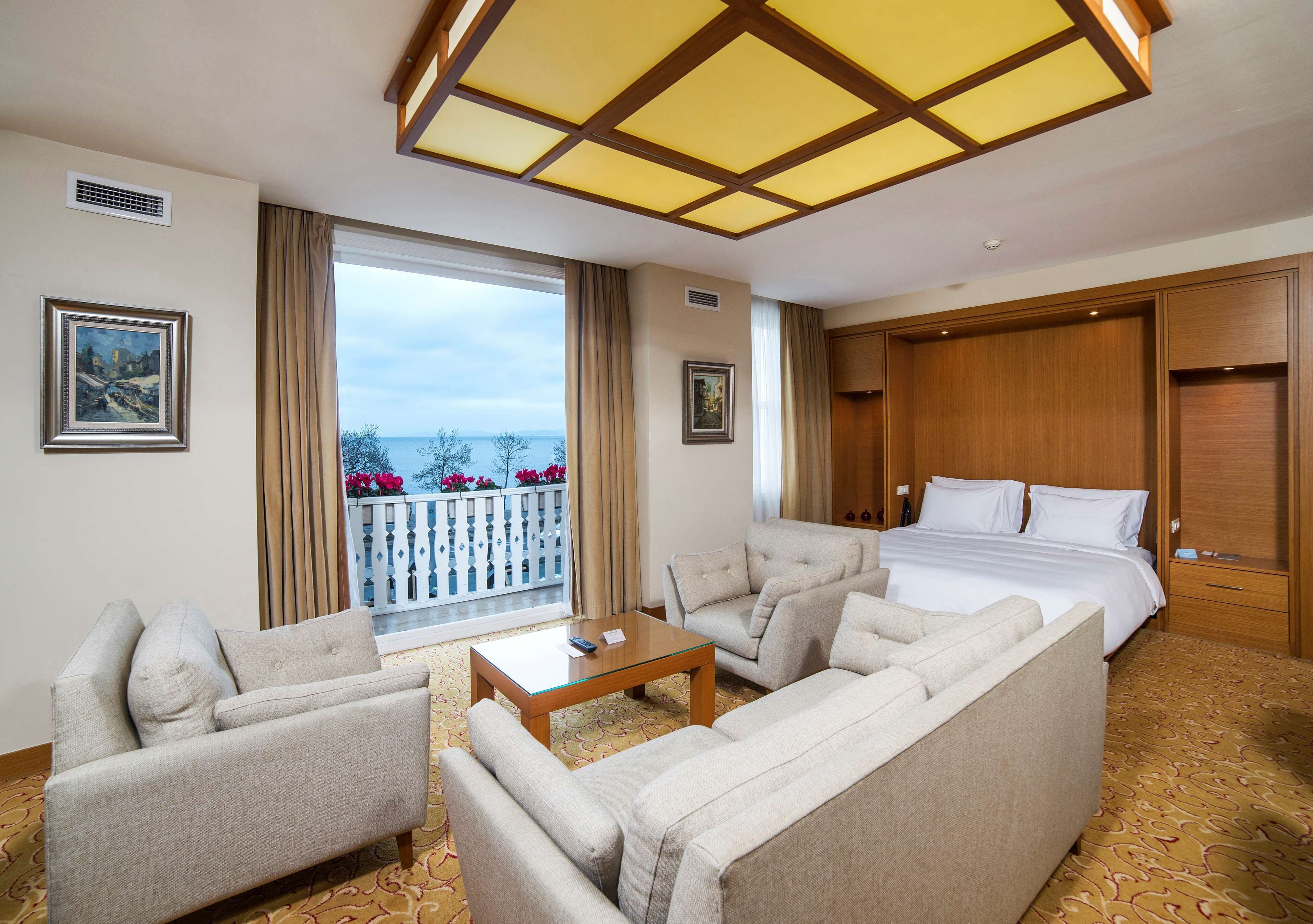 suite, balcony, sea view | room amenity