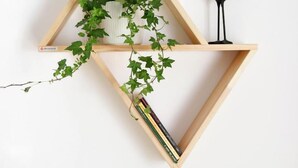 A wooden shelf with a plant and a bird sculpture. - Lena's Central Relaxed Eco Apartment (Thessaloniki)