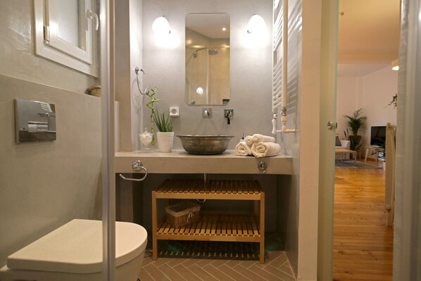 Departamento Confort, vista a la ciudad | Baño | Regadera, amenidades de baño gratuitas, secadora de cabello, pantuflas 
