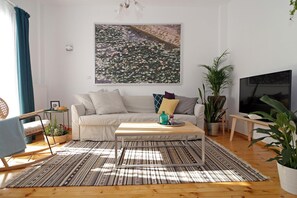 Comfort Apartment, City View | Living room