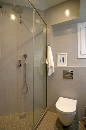 Departamento Confort, vista a la ciudad | Baño | Regadera, amenidades de baño gratuitas, secadora de cabello, pantuflas 