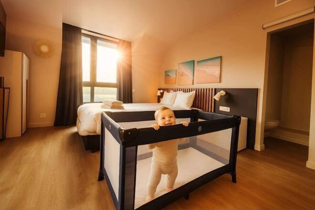 Bộ đồ giường cao cấp, két bảo mật tại phòng, bàn 