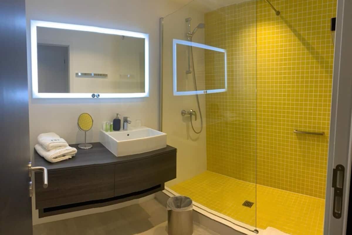 double room | bathroom | shower, free toiletries, hair dryer, towels