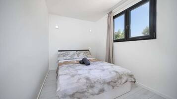 2 Schlafzimmer, individuell dekoriert, individuell eingerichtet