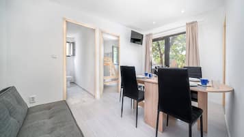 Mobile Unterkunft, 2 Schlafzimmer (Leo) | Essbereich im Zimmer