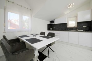 Dining - Lovely ❤ sea view apt for 2+1, beach at 250 m (Mastrinka)