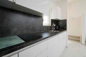 Refrigerador, microondas, parrilla de estufa y cafetera y tetera