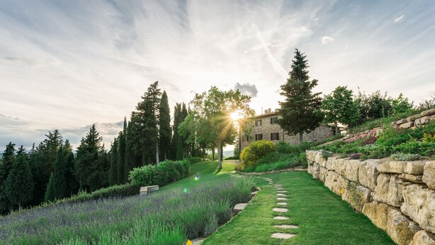A garden pathway leading to a stone building with a view of the sun. - Luxury Chianti For Four (Greve in Chianti)