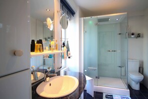 Een douche, een haardroger, handdoeken
