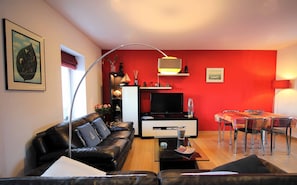 Smart-TV, DVD-Player, Bücher, Arbeitsbereiche