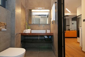 Luxe appartement | Badkamer | Een douche, een hydromassagedouche, een haardroger, badjassen