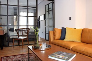 Apartemen Mewah | Ruang keluarga | TV layar datar