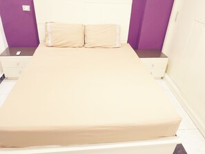 2 habitaciones, escritorio, tabla de planchar con plancha y wifi 