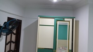 A room with a ceiling fan, a door with a decorative mirror, and a tiled floor. - Leila house (new apartment) (Alessandria)