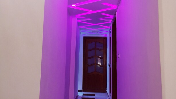 A hallway with a checkered floor and a wooden door at the end. - Leila house (new apartment) (Alessandria)
