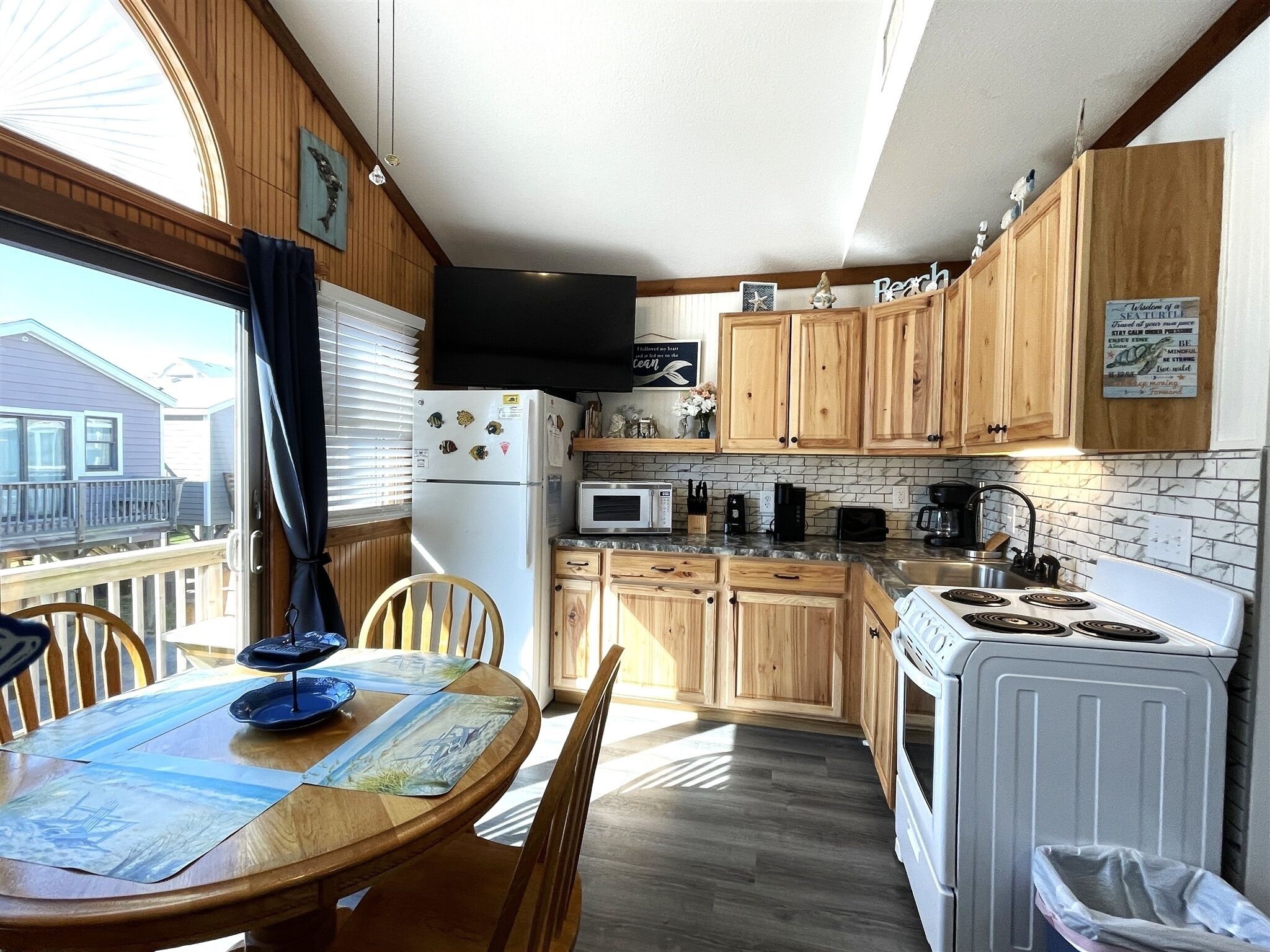 Studio | Private kitchen | Fridge, microwave, coffee/tea maker, cookware/dishes/utensils