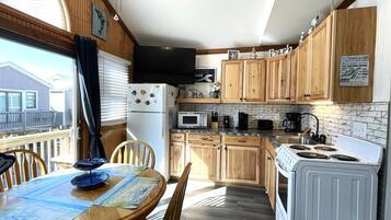 Studio | Private kitchen | Fridge, microwave, coffee/tea maker, cookware/dishes/utensils